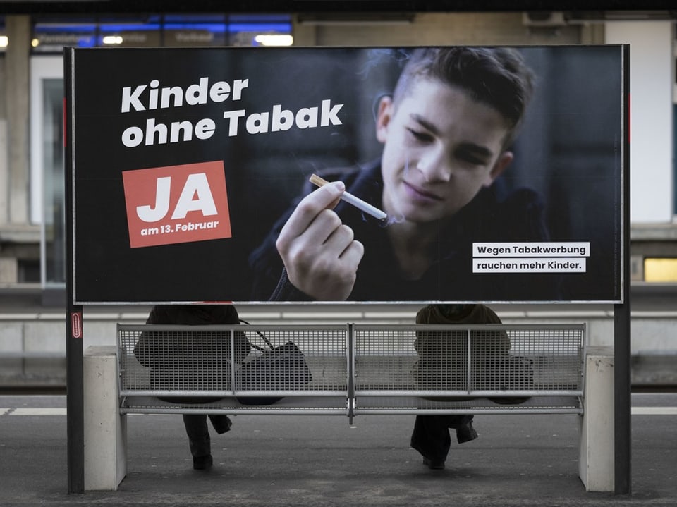 Werbeplakat gegen Tabakwerbung an Bushaltestelle.