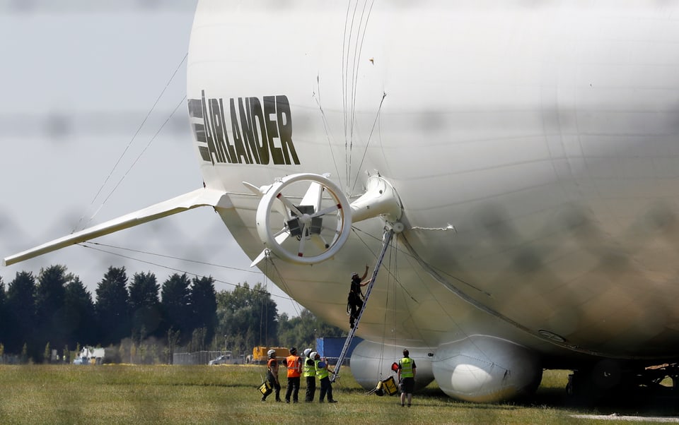 Leute steigen in den Airlander.