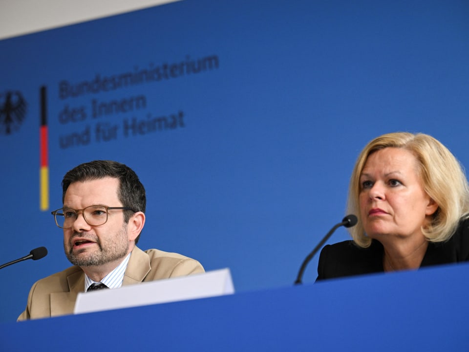 Faeser und Buschmann sitzen gemeinsam am Rednerpult.