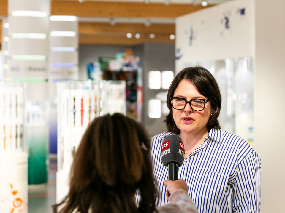 Eine Schülerin der Klasse interviewt Tamina Dällenbach. 