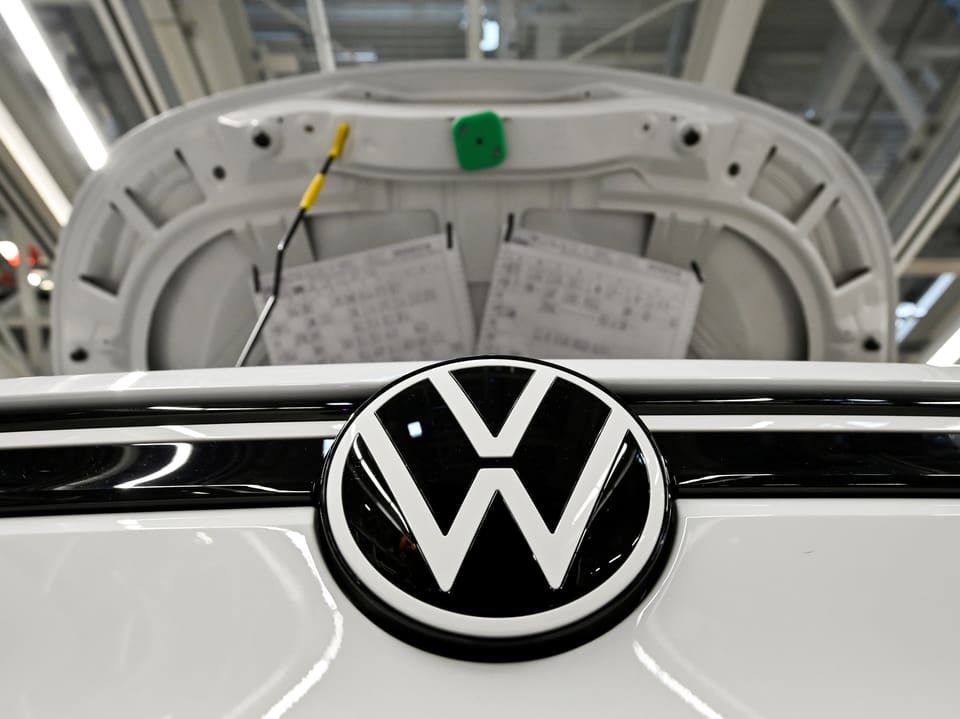 Volkswagen-Logo auf geöffnetem Autokofferraum.