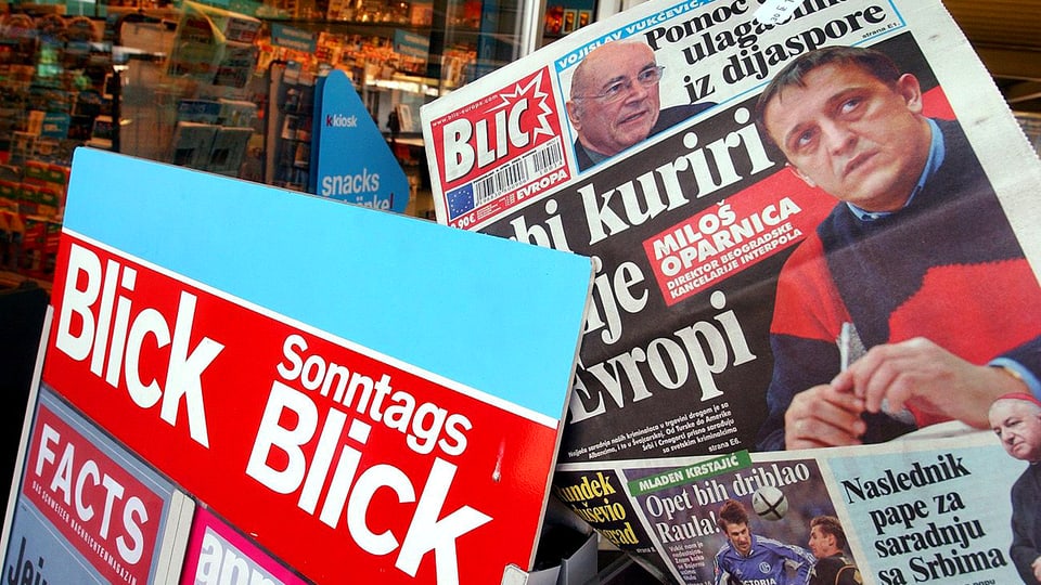 «Blick»-Werbung und «Blic»-Titelseite.