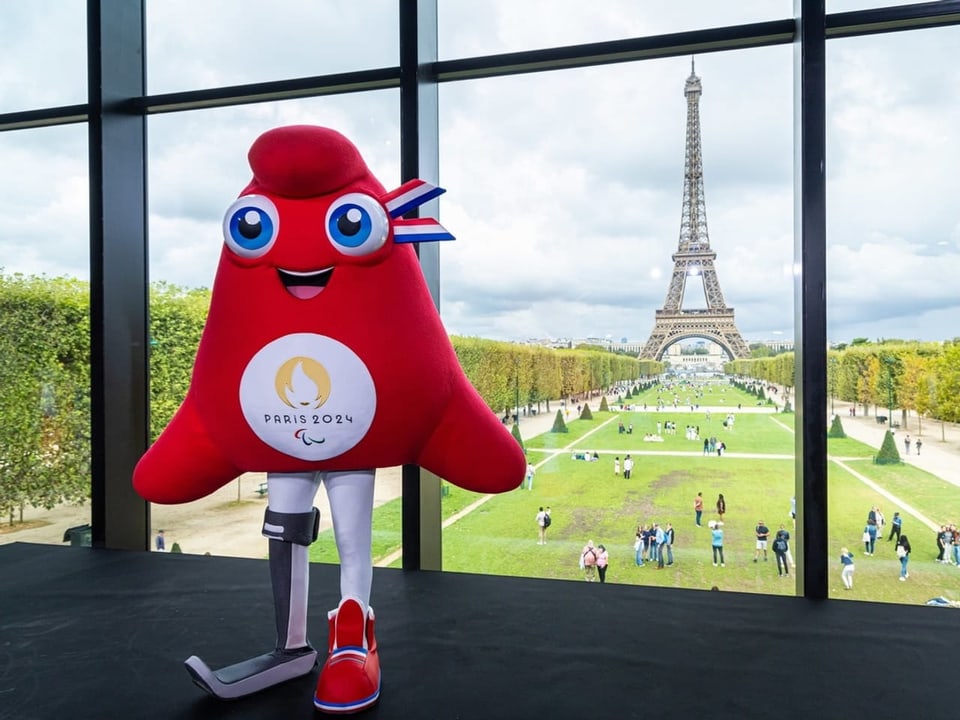 Maskottchen der Paralympischen Spiele 2024 vor dem Eiffelturm in Paris.