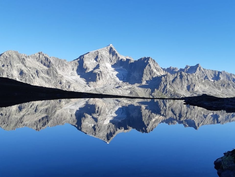 Spiegelung in einem Bergsee
