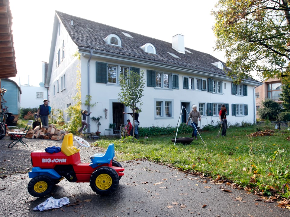 Gesellschaft & Religion Zusammen wohnt sich’s weniger