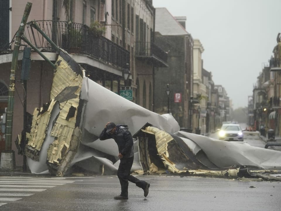 In New Orleans versperrt ein heruntergefallenes Dach eine Kreuzung.