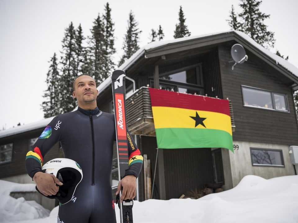 Carlos Mäder posiert vor seinem «House of Ghana» . 