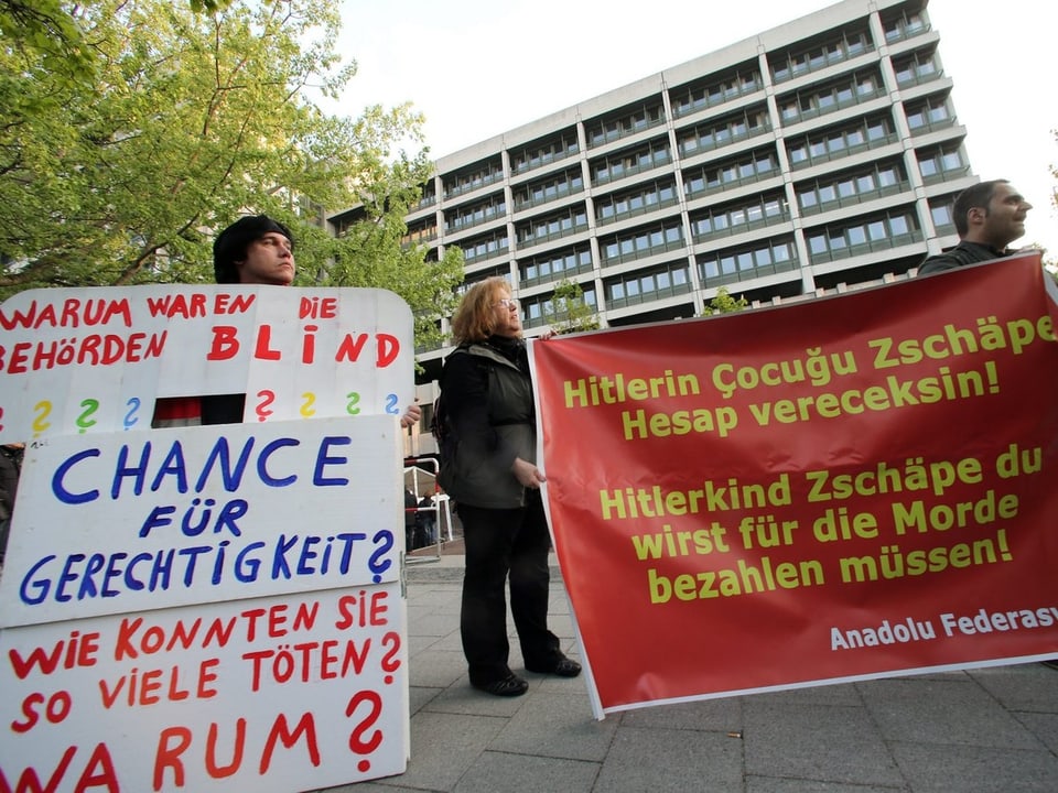 Demonstranten mit Transparenten