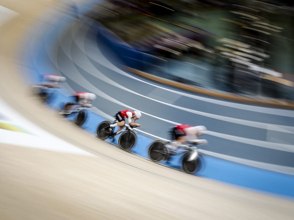 Radfahrer auf Velodrom in Bewegung.