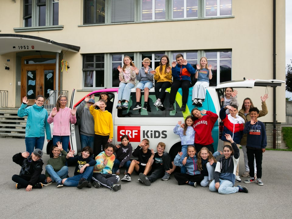 Ein Klassenfoto vor dem SRF Kids Bus