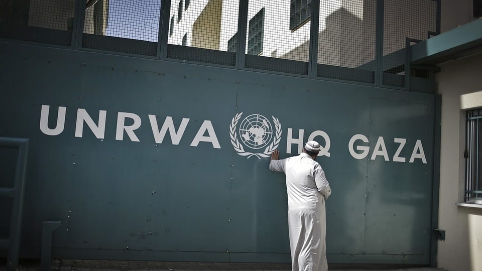 Mann vor UNRWA-Haus im Nahen Osten.