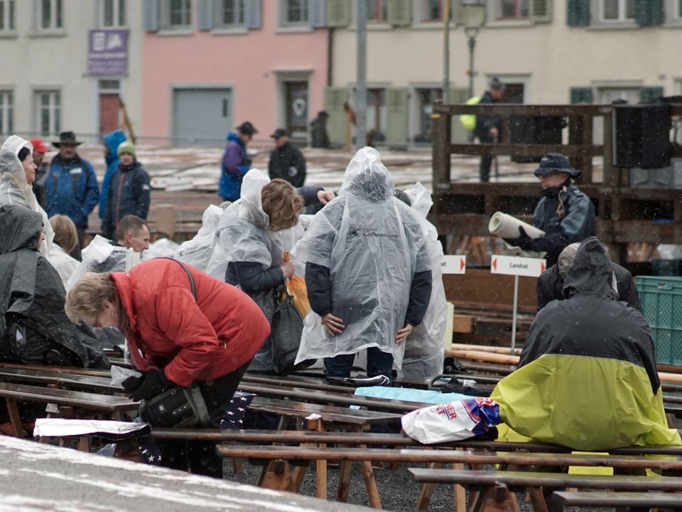 Menschen mit Regenschutz