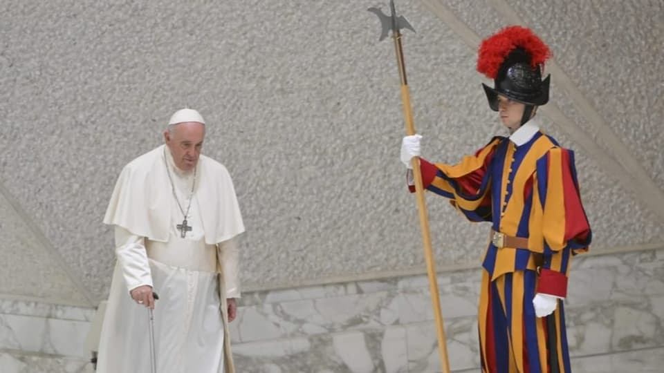 Papst und ein Schweizer Gardist.
