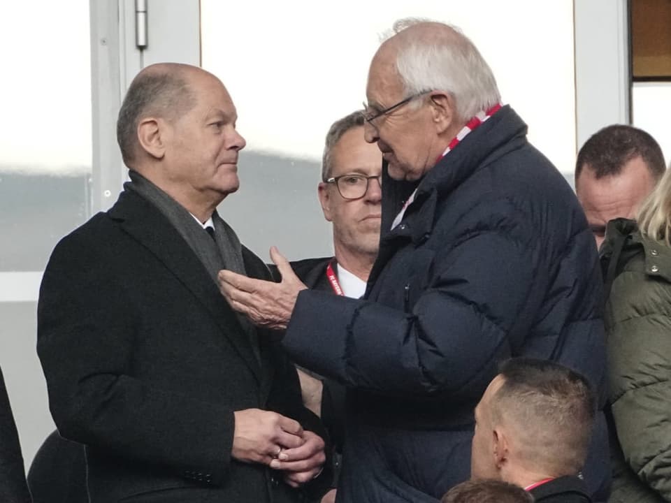 Olaf Scholz und Edmund Stoiber reden zusammen.