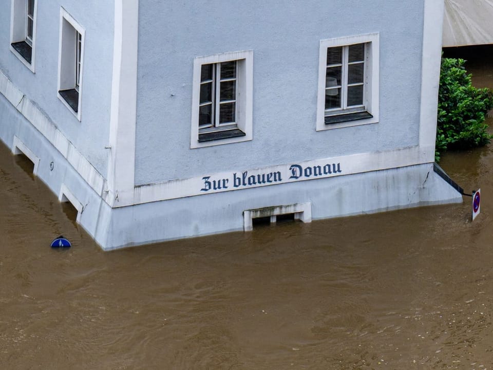 Gebäude 'Zur Blaue Donau' von Hochwasser umgeben.
