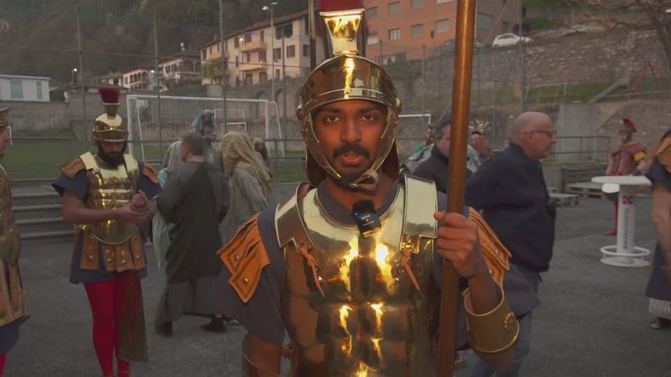 Najendram ist als römischer Soldat mit Helm und Brustpanzer verkleidet.