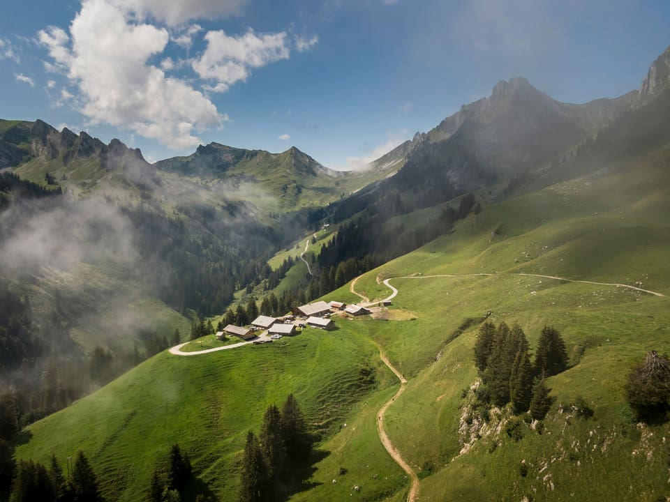 Ein wunderschönes Fleckchen Erde: Die Alp Morgeten vom Hang aus. 