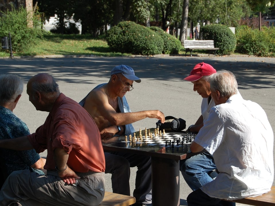 alte Männer am Schach spielen