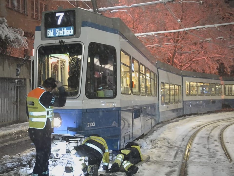 Strassenbahn bei Schnee mit Arbeitern, Haltestelle Stettbach.