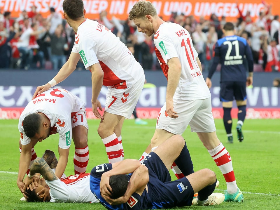 Bei einem Luftkampf-Duell knallen Davie Selke (Köln) und Filip Uremovic (Hertha) mit den Köpfen aneinander. Beide mussten etwas später ausgewechselt werden. Köln gewann die Partie vom Freitagabend zuhause mit 5:2.