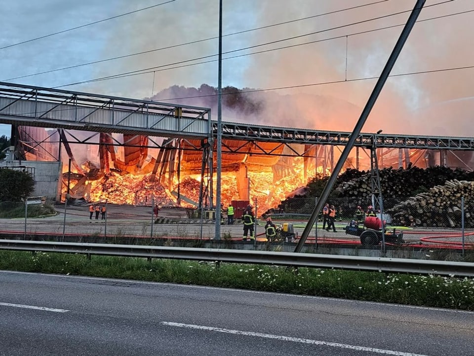 Das Feuer brach in einem Holzlager auf dem Firmengelände der Swiss Krono AG aus. 