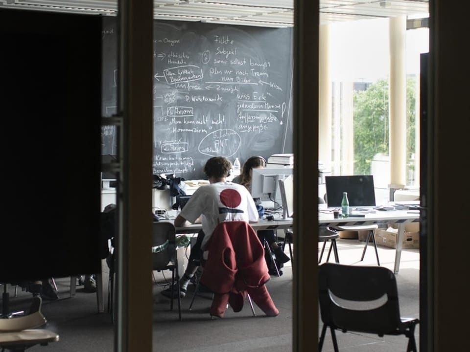 Studenten lernen in einem Raum der ETH Zürich.