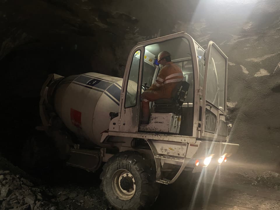 Impressiuns dal tunnel ch'è en construcziun.