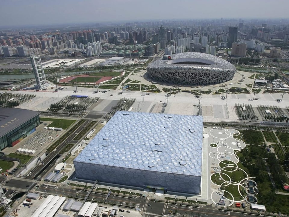 Blick auf das Olympische Schwimmzentrum der Spiele in Peking 2008 mit dem Nationalstadion «Bird's Nest» im Hintergrund