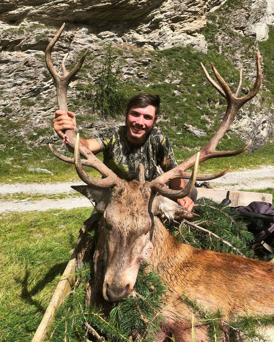 Gino Riatsch ha sajettà in tschiervi da curuna a Chöglias.