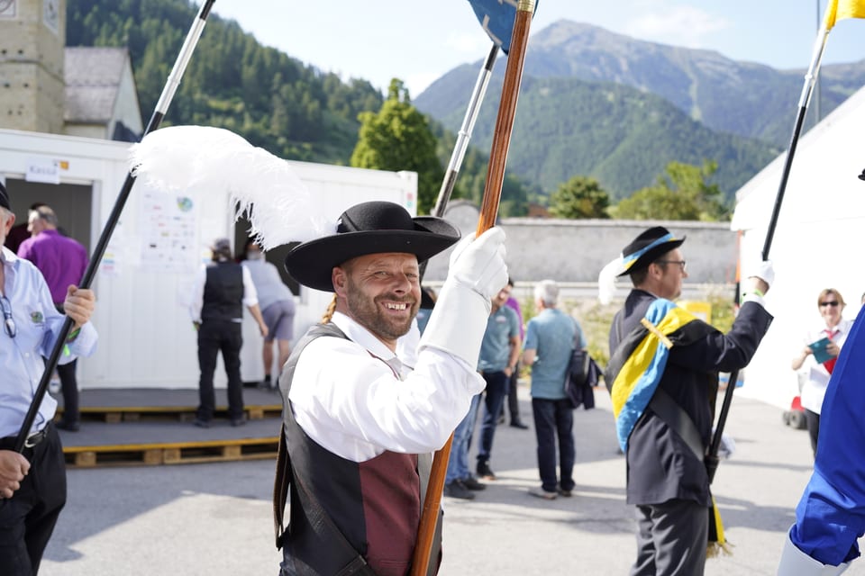 Die Fahnenträger warten vor dem Festzelt auf den Einzug.