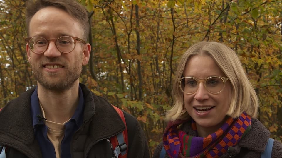 Vincent und Stephanie, das junge Paar geht im Wald spazieren.