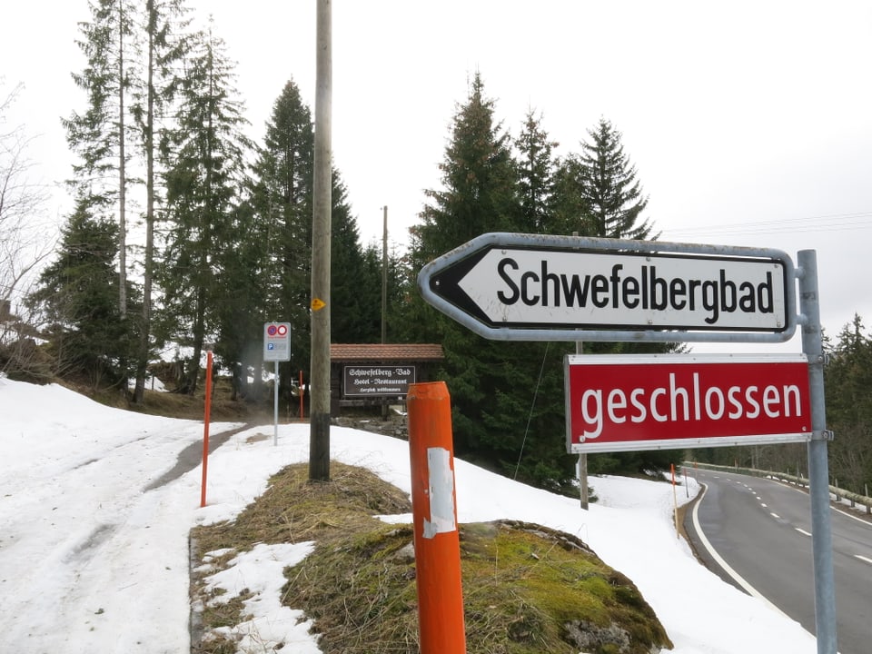 Strassenschild «Schwefelbergbad geschlossen»