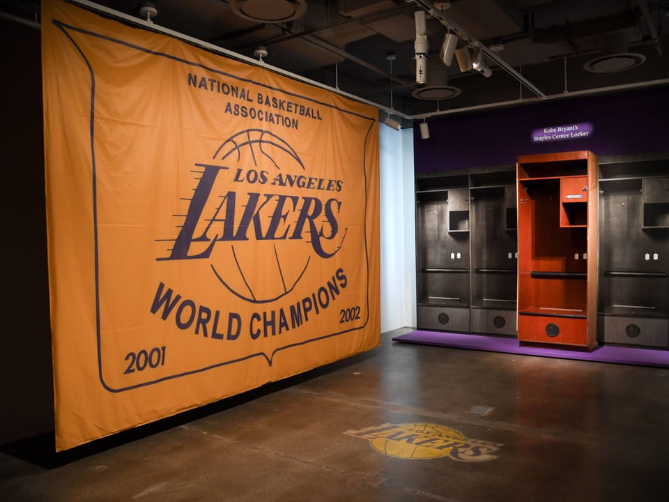 Los Angeles Lakers Champion-Banner und Umkleidespinde.