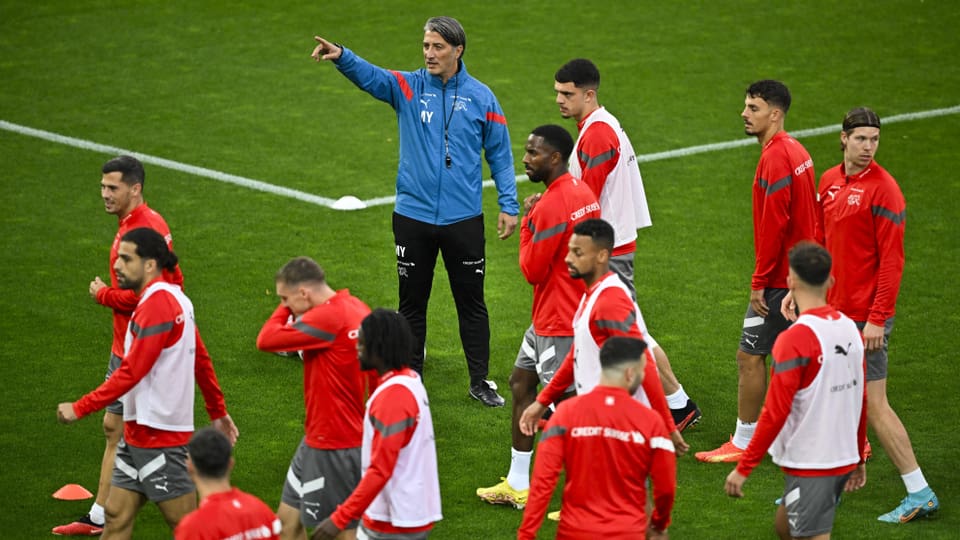 Fussballnationaltrainer Murat Yakin gibt seiner Mannschaft Anweisungen auf dem Trainingsfeld