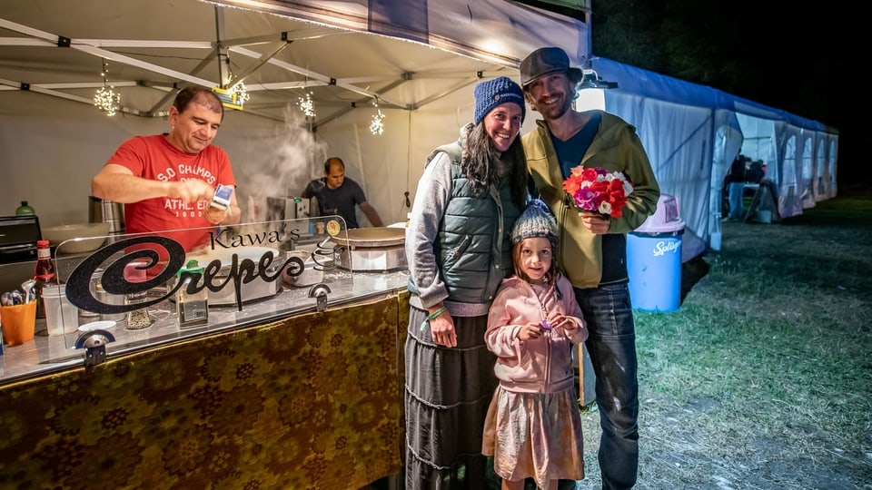 Die Familie Cantieni-Trepp liebt Crèpes und anhand des Blumenstrausses auch die Schiessbude.