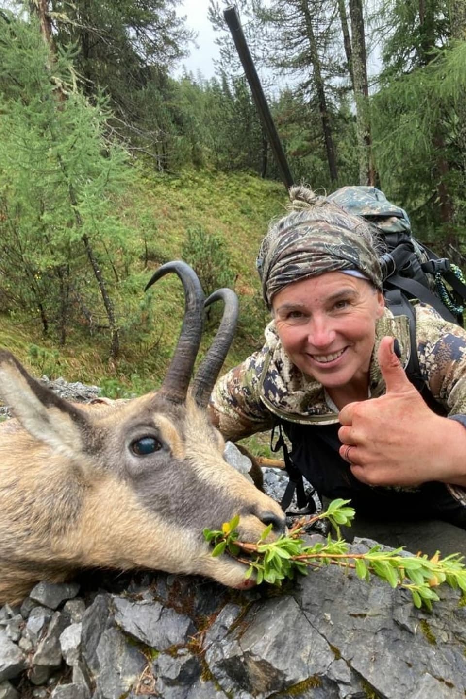 Eine Frau mit ihrer Jagd-Beute