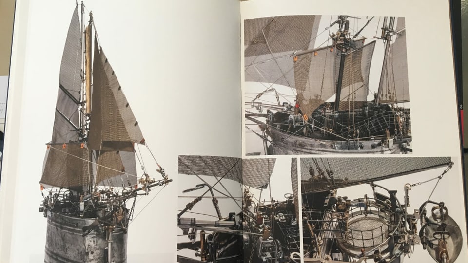 Bilder aus einem Buch, zu sehen ist das Modell eines Segelschiffs, aus altem Metall gefertigt.