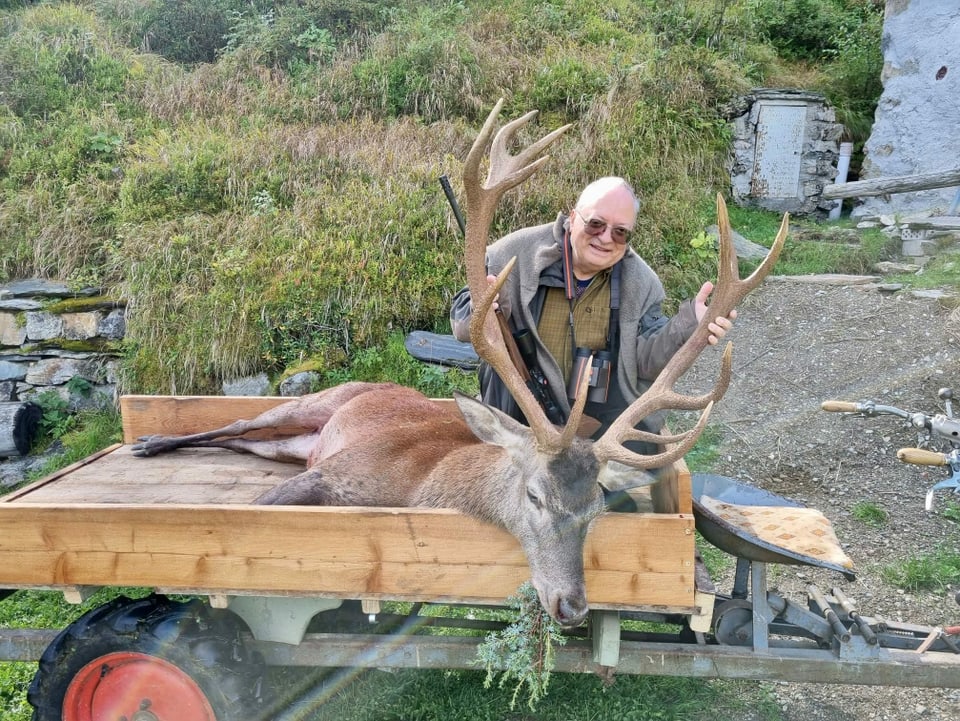 Jäger mit Hirsch.