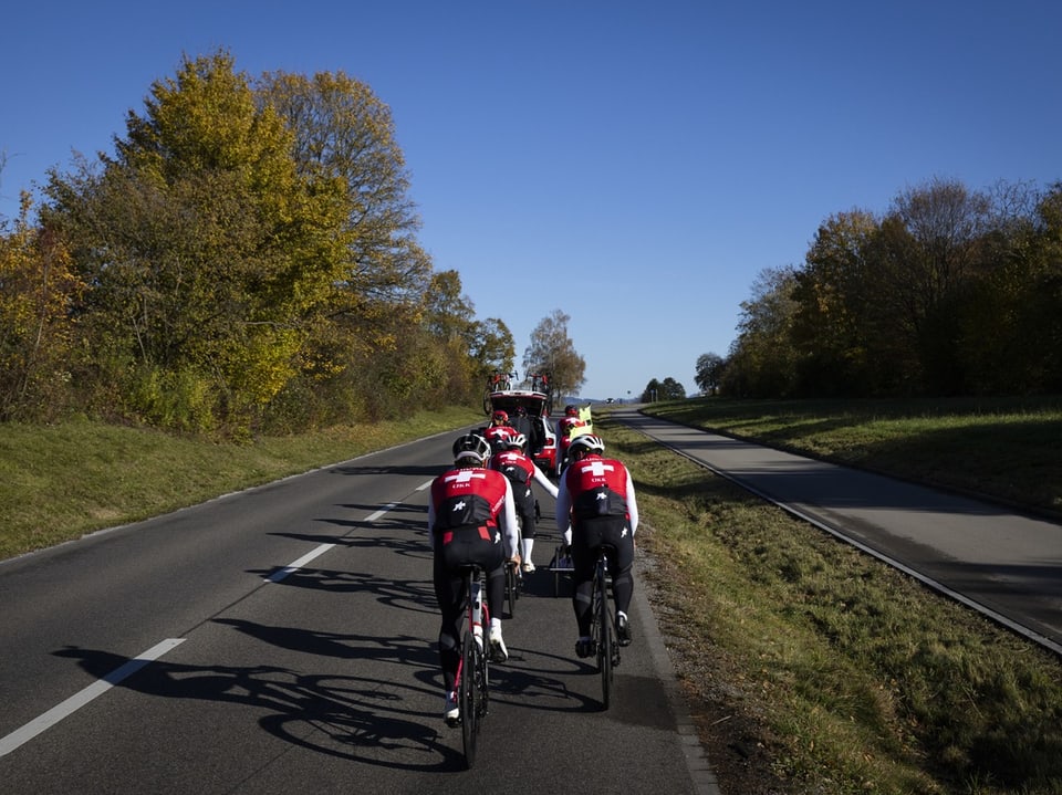 Gruppe von Radfahrern auf einer Landstrasse.