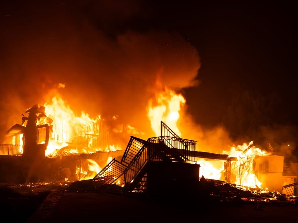 Haus bei Nacht in Flammen.