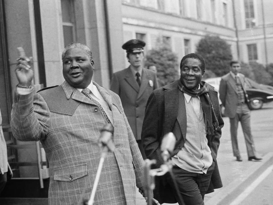 Joshua Nkomo und Robert Mugabe verlassen Palais des Nations in Genf.