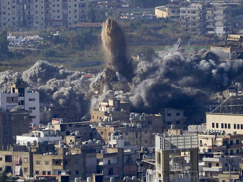 Rauchwolke nach Explosion über Stadtgebäuden.