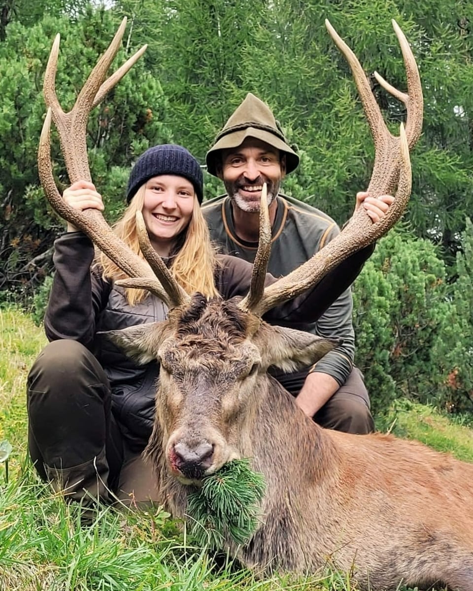 Andrea Carpanetti e sia figlia Arina cun in tschierv da curuna, ils 7 da settember.