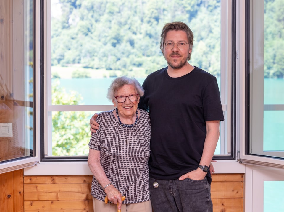 Porträt vor dem offenen Fenster. Im Hintergrund der Lungerersee.