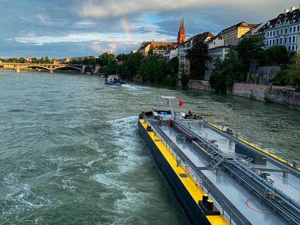 Schleppverbund auf dem Rhein in Basel