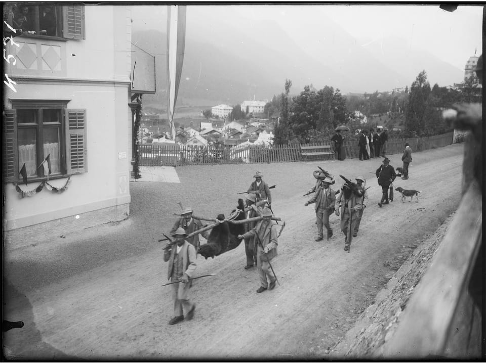 Fotograia en alv e nair da la parada da l'urs sajettà a Scuol