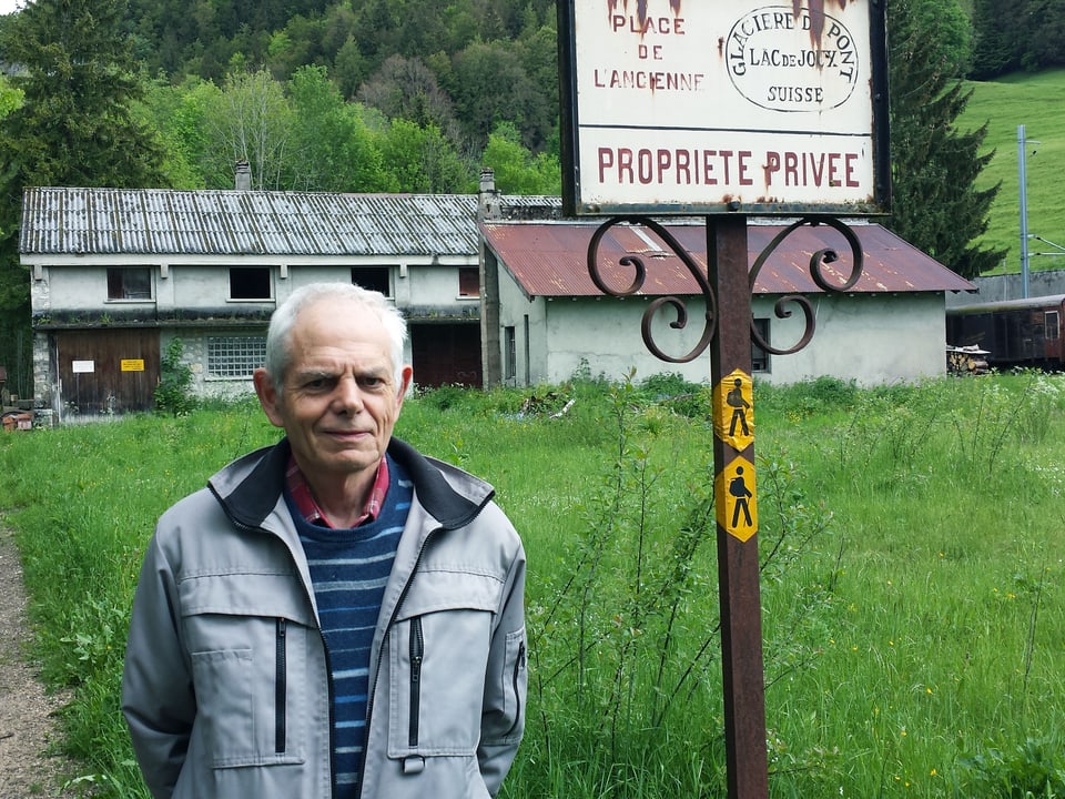 Rémy Rochat vor einer Tafel des Lac de Joux.