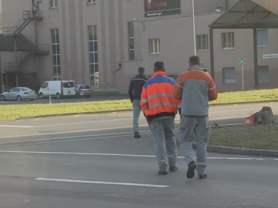 Mitarbeitende auf dem Weg zum Stahlwerk.