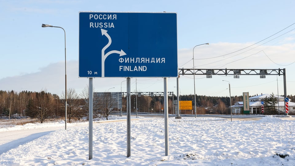 Ein Strassenschild zeigt die Richtungen nach Russland und nach Finnland.