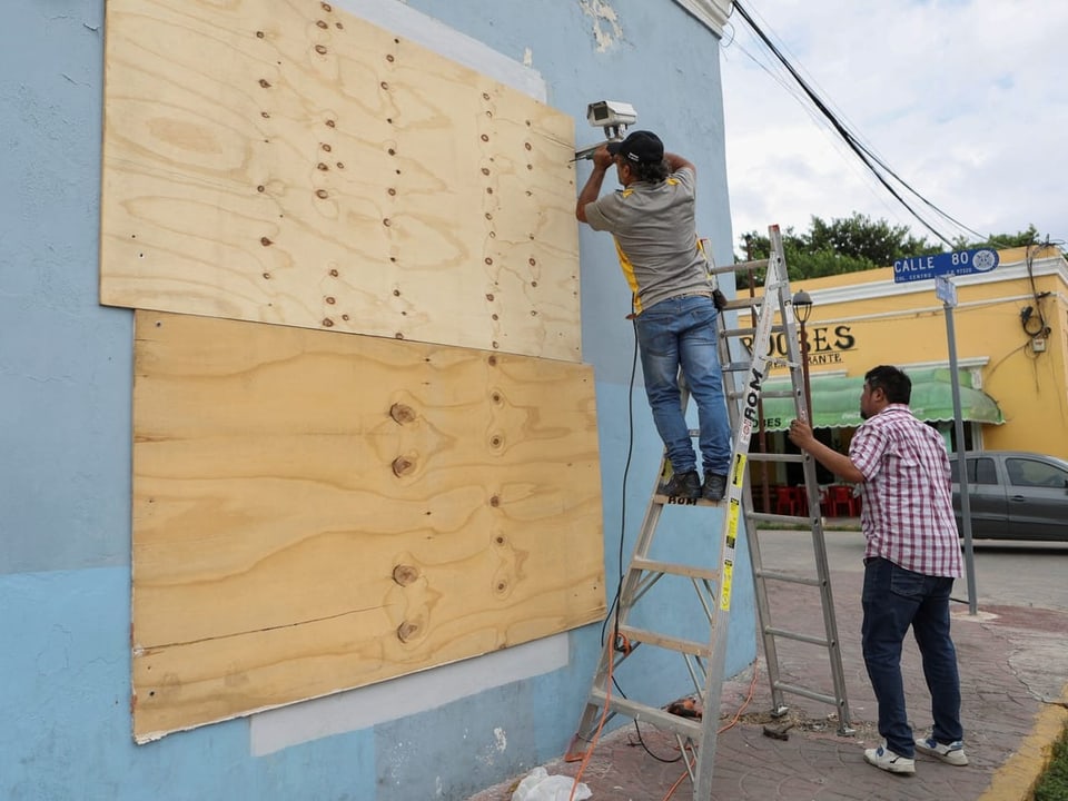 Zwei Männer verschalen Fenster in Mexiko.